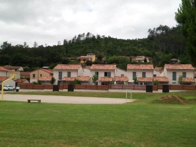 Constructions 5 villas en accession sociale et construction de 10 villas locatives, vue depuis le terrain de sport