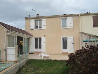 Façade d'une maison avec jardin